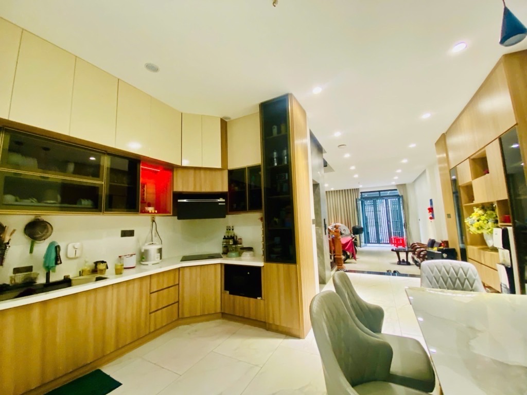 NGANG 5M_ NHÀ CÓ THANG MÁY- XE HƠI NGỦ TRONG NHÀ Diện tích : 5m x 16.8m- 1 trệt , 2 lầu