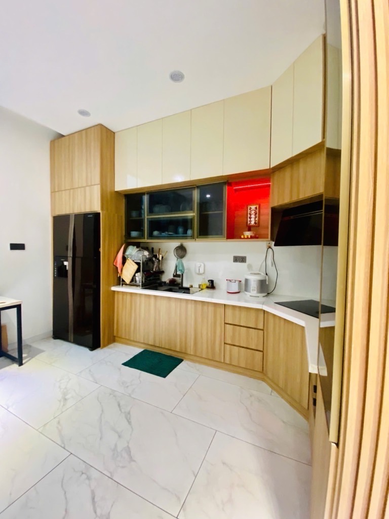 NGANG 5M_ NHÀ CÓ THANG MÁY- XE HƠI NGỦ TRONG NHÀ Diện tích : 5m x 16.8m- 1 trệt , 2 lầu