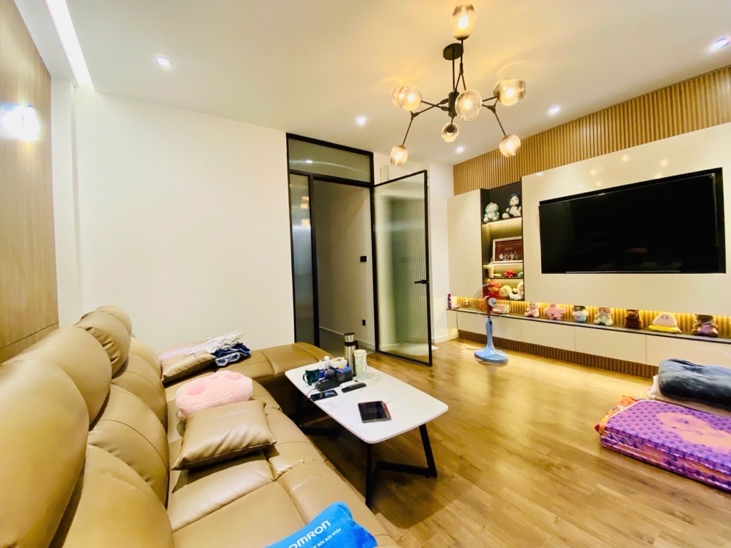 NGANG 5M_ NHÀ CÓ THANG MÁY- XE HƠI NGỦ TRONG NHÀ Diện tích : 5m x 16.8m- 1 trệt , 2 lầu