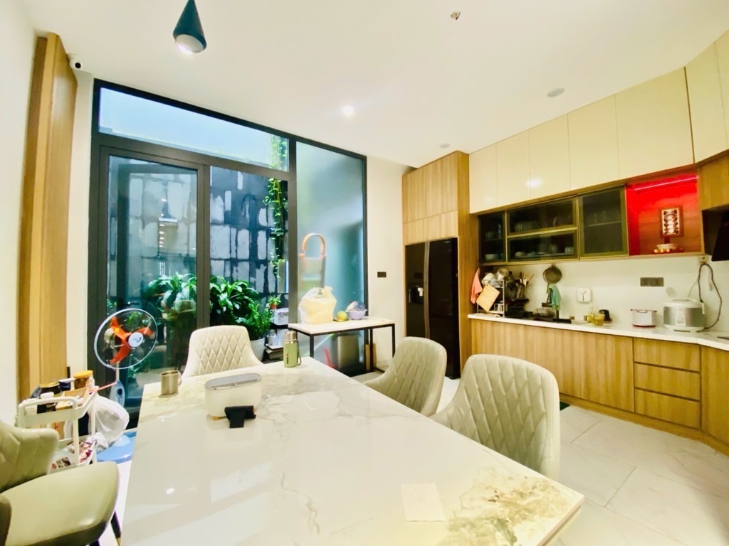 NGANG 5M_ NHÀ CÓ THANG MÁY- XE HƠI NGỦ TRONG NHÀ Diện tích : 5m x 16.8m- 1 trệt , 2 lầu