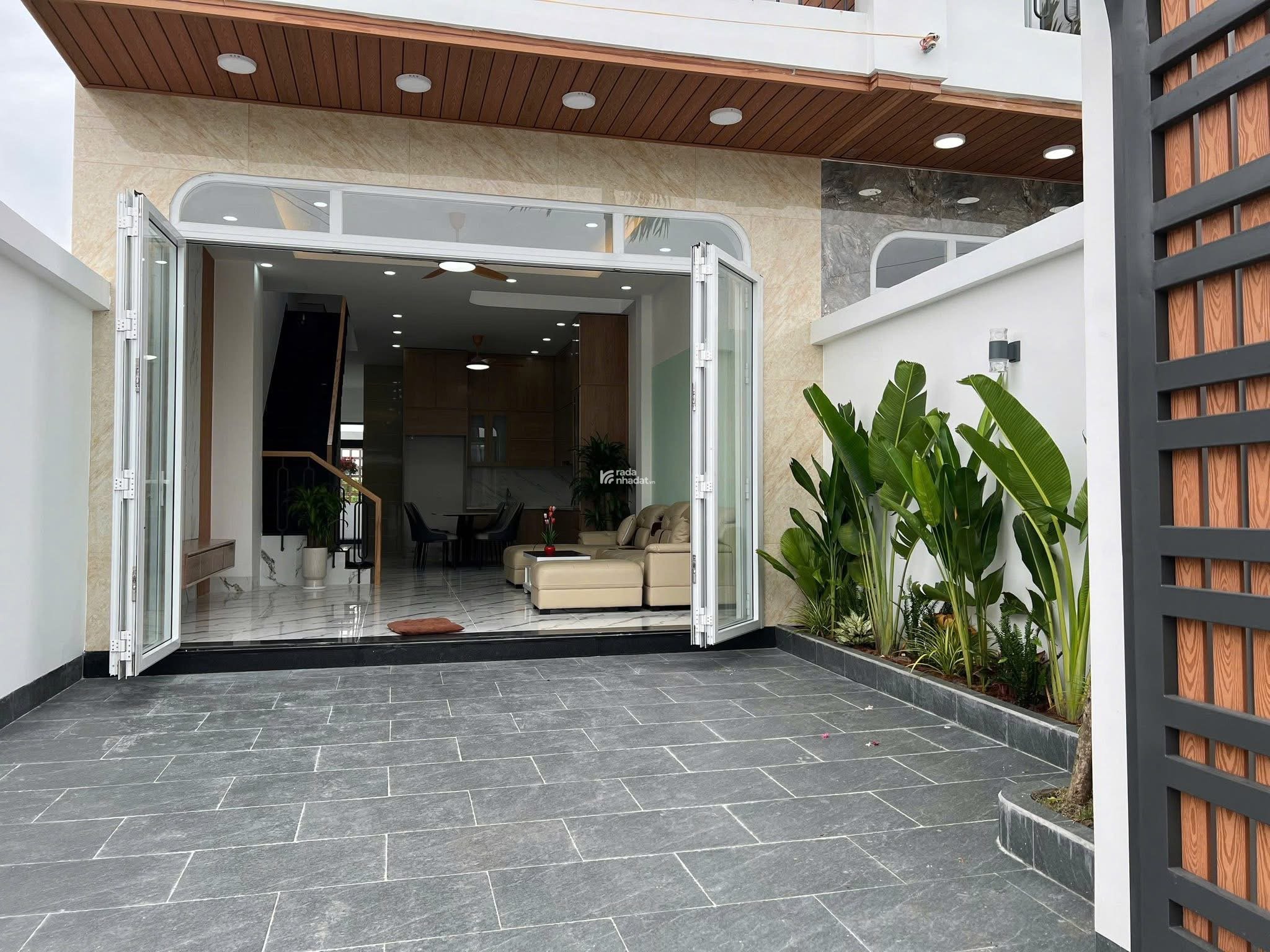 Chính chủ bán nhà mới xây mặt tiền đường nhựa QL1A