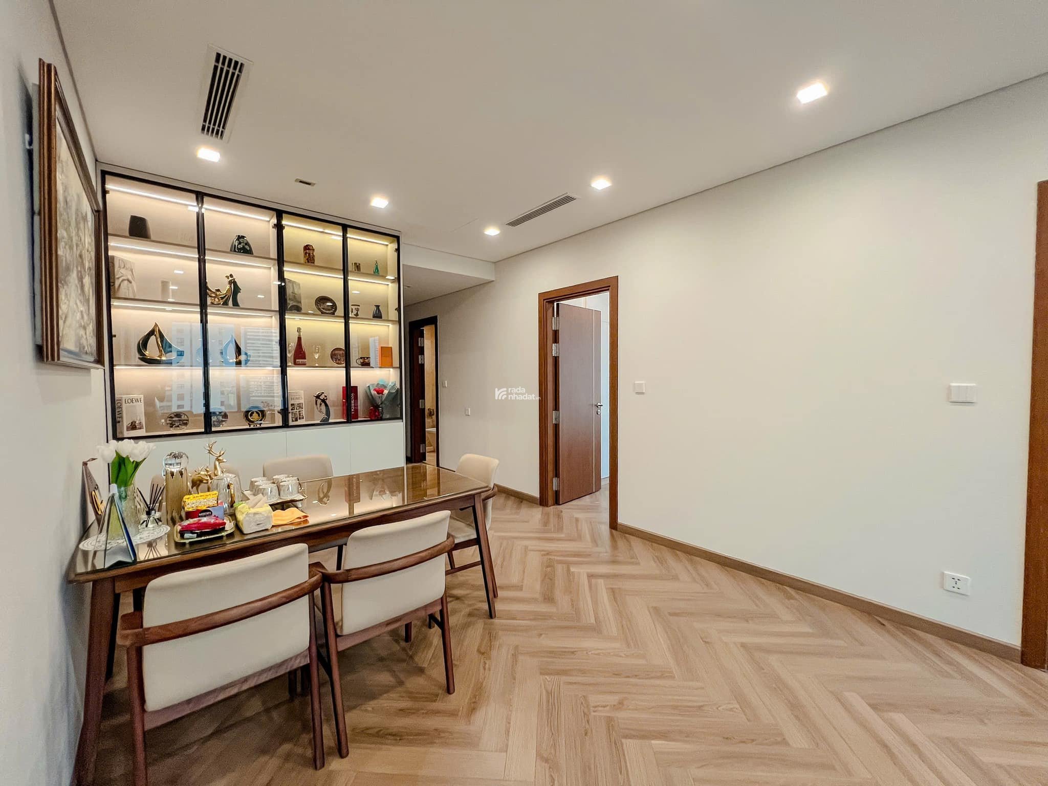 Chủ cần bán gấp căn hộ chung cư 25 Tân Mai 80m2 sổ đỏ 2ngủ rộng full nội thất đẹp giá chỉ 4.25 tỉ