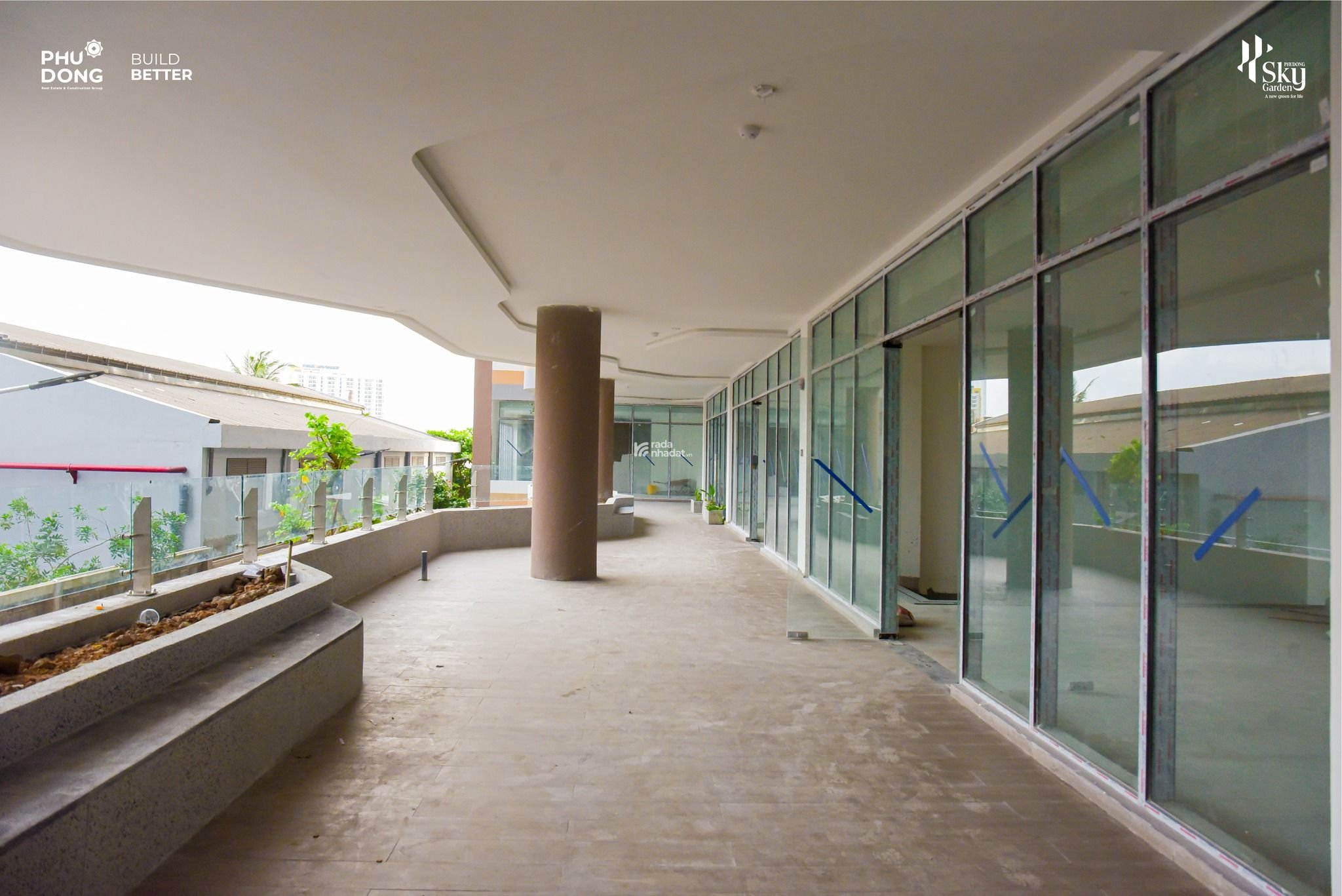 Cho thuê Phú Đông Sky Garden 8tr/tháng nhà trống có rèm, giàn phơi, hút mùi, bếp view ngoài ở liền