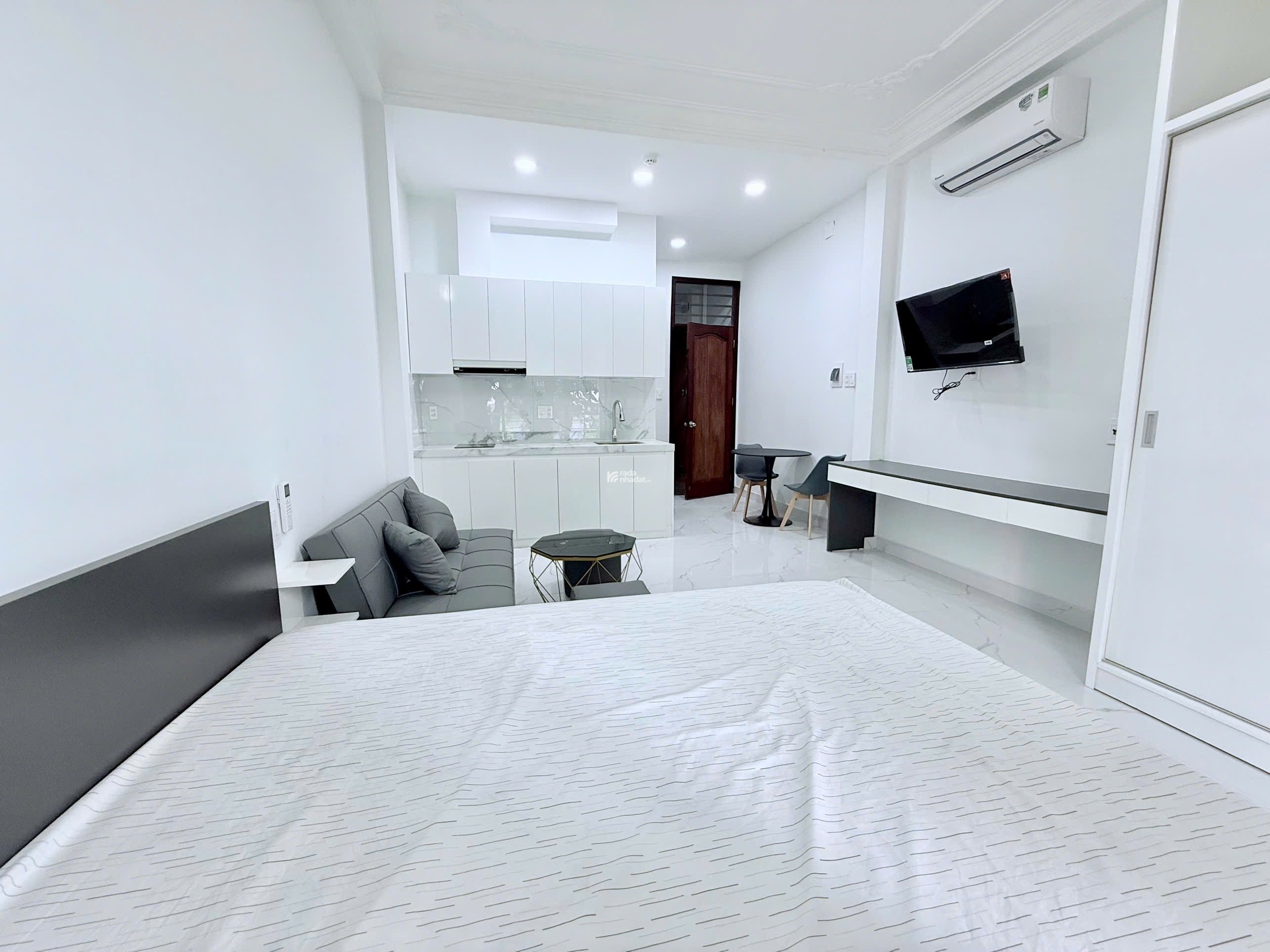 CHO THUÊ CĂN HỘ STUDIO BAN CÔNG LỚN FULL NỘI THẤT CÓ THANG MÁY QUẬN 4