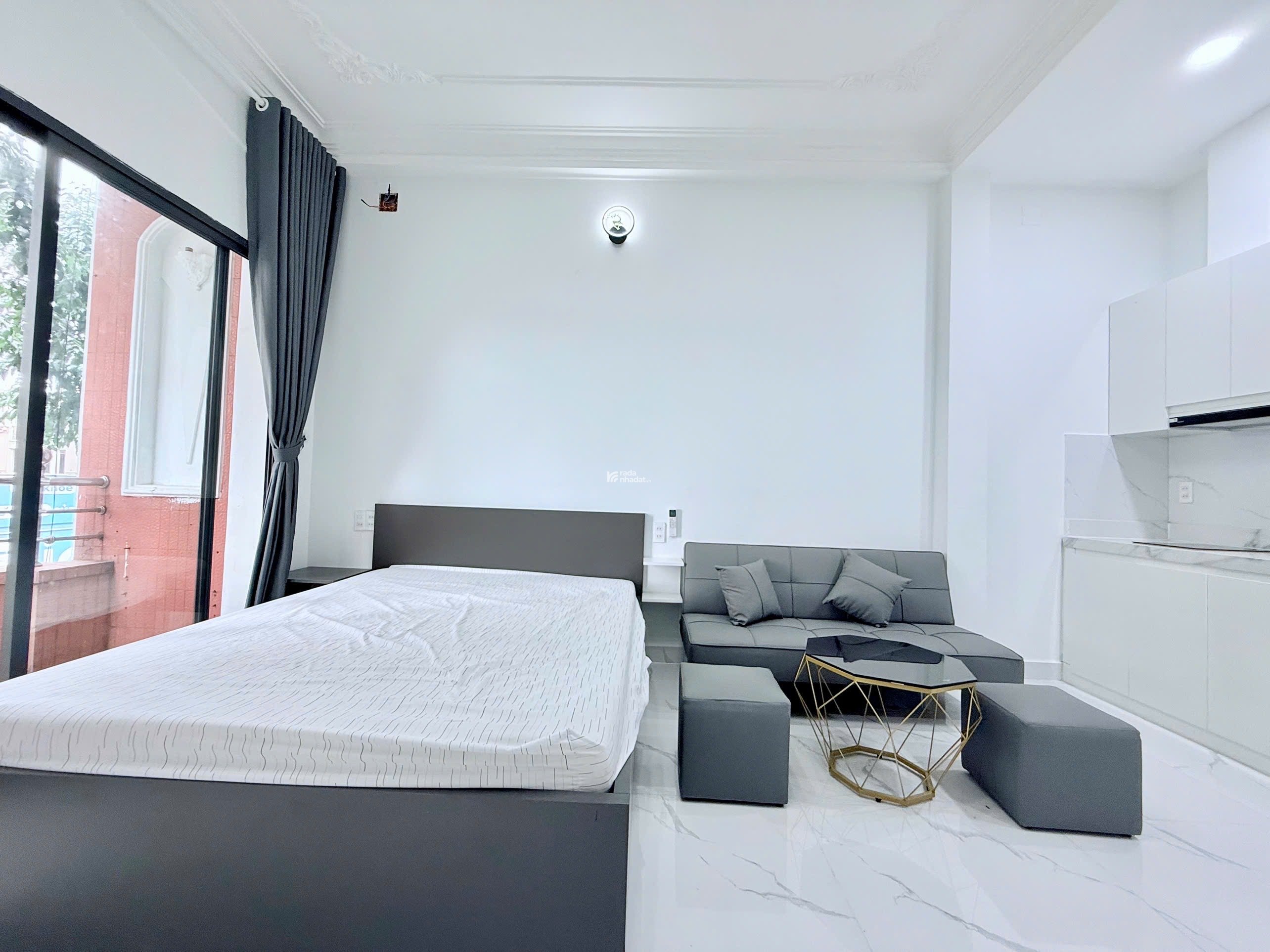 CHO THUÊ CĂN HỘ STUDIO BAN CÔNG LỚN FULL NỘI THẤT CÓ THANG MÁY QUẬN 4