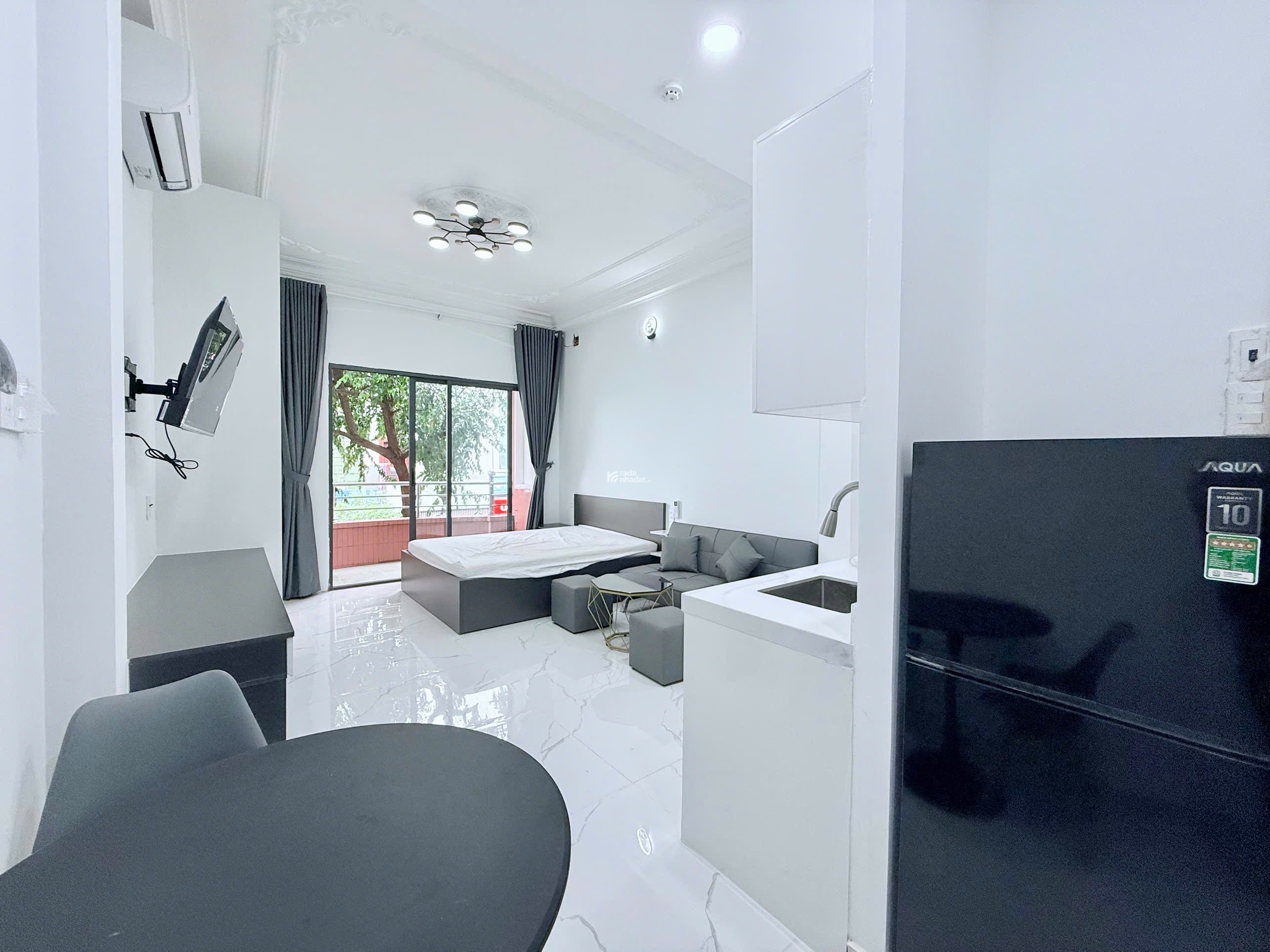 CHO THUÊ CĂN HỘ STUDIO BAN CÔNG LỚN FULL NỘI THẤT CÓ THANG MÁY QUẬN 4