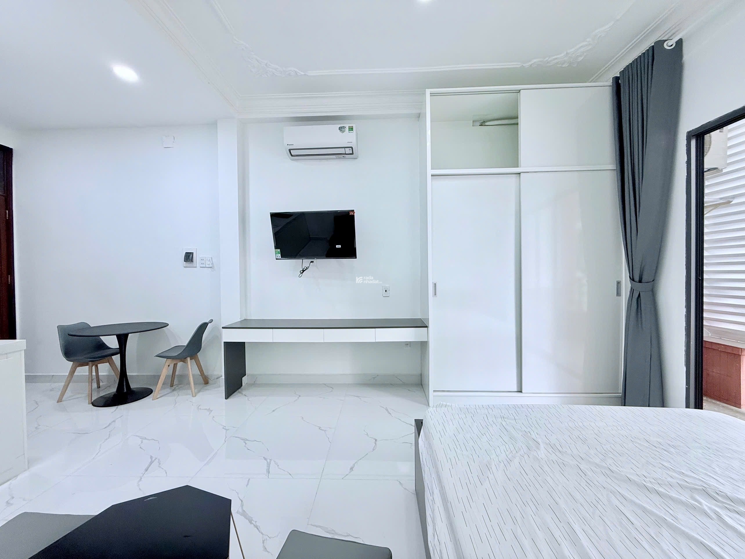 CHO THUÊ CĂN HỘ STUDIO BAN CÔNG LỚN FULL NỘI THẤT CÓ THANG MÁY QUẬN 4
