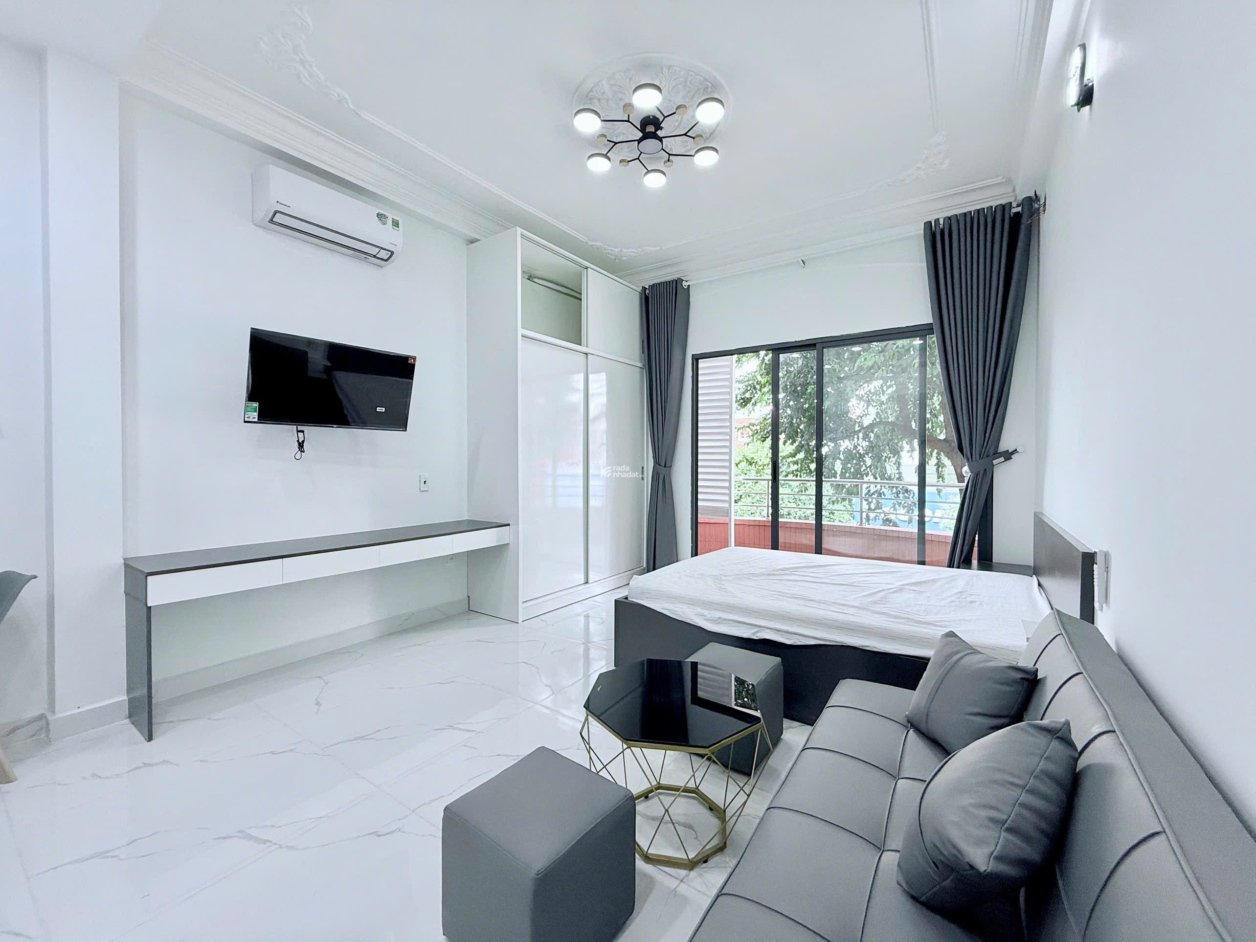 CHO THUÊ CĂN HỘ STUDIO BAN CÔNG LỚN FULL NỘI THẤT CÓ THANG MÁY QUẬN 4