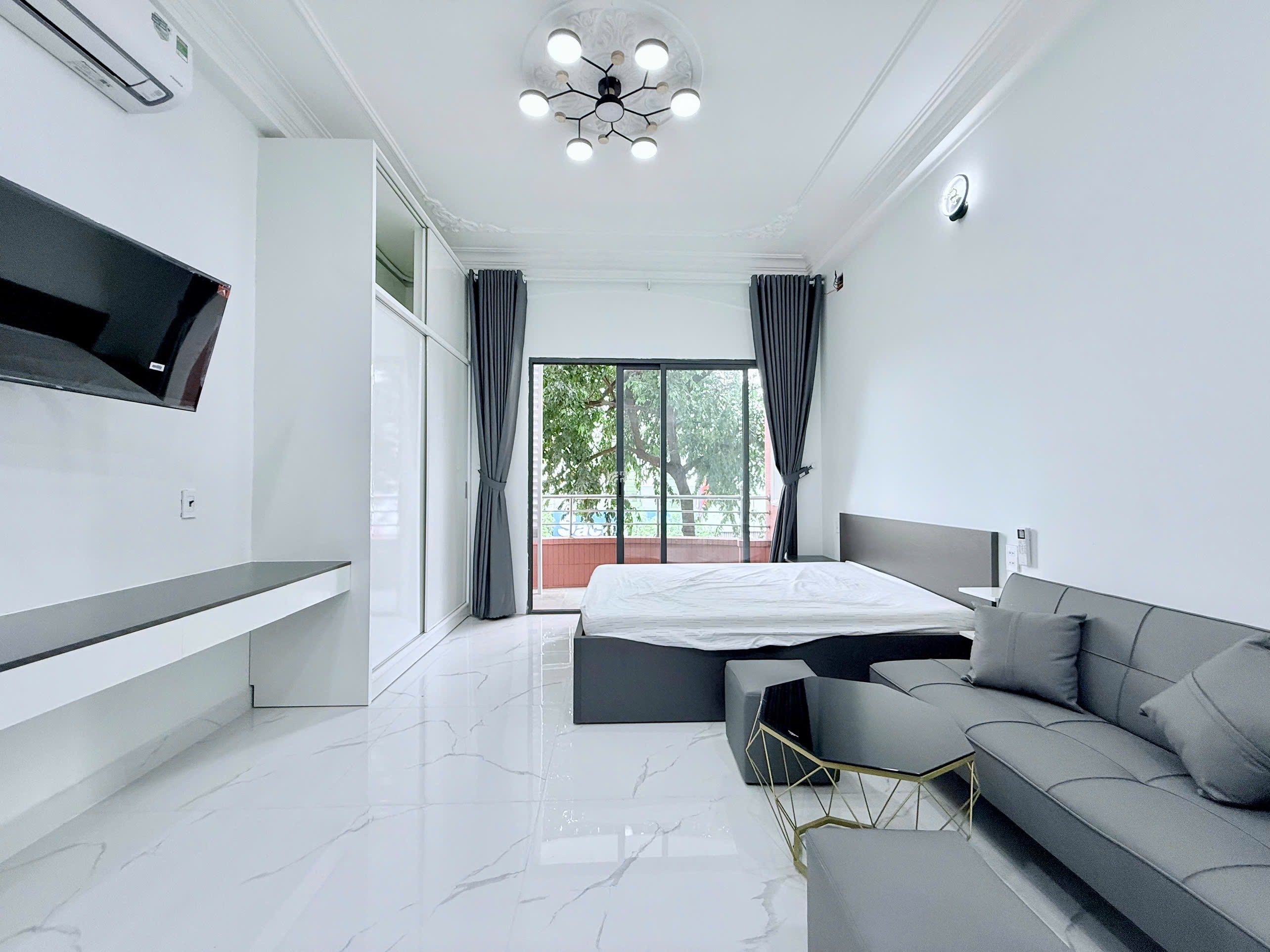CHO THUÊ CĂN HỘ STUDIO BAN CÔNG LỚN FULL NỘI THẤT CÓ THANG MÁY QUẬN 4