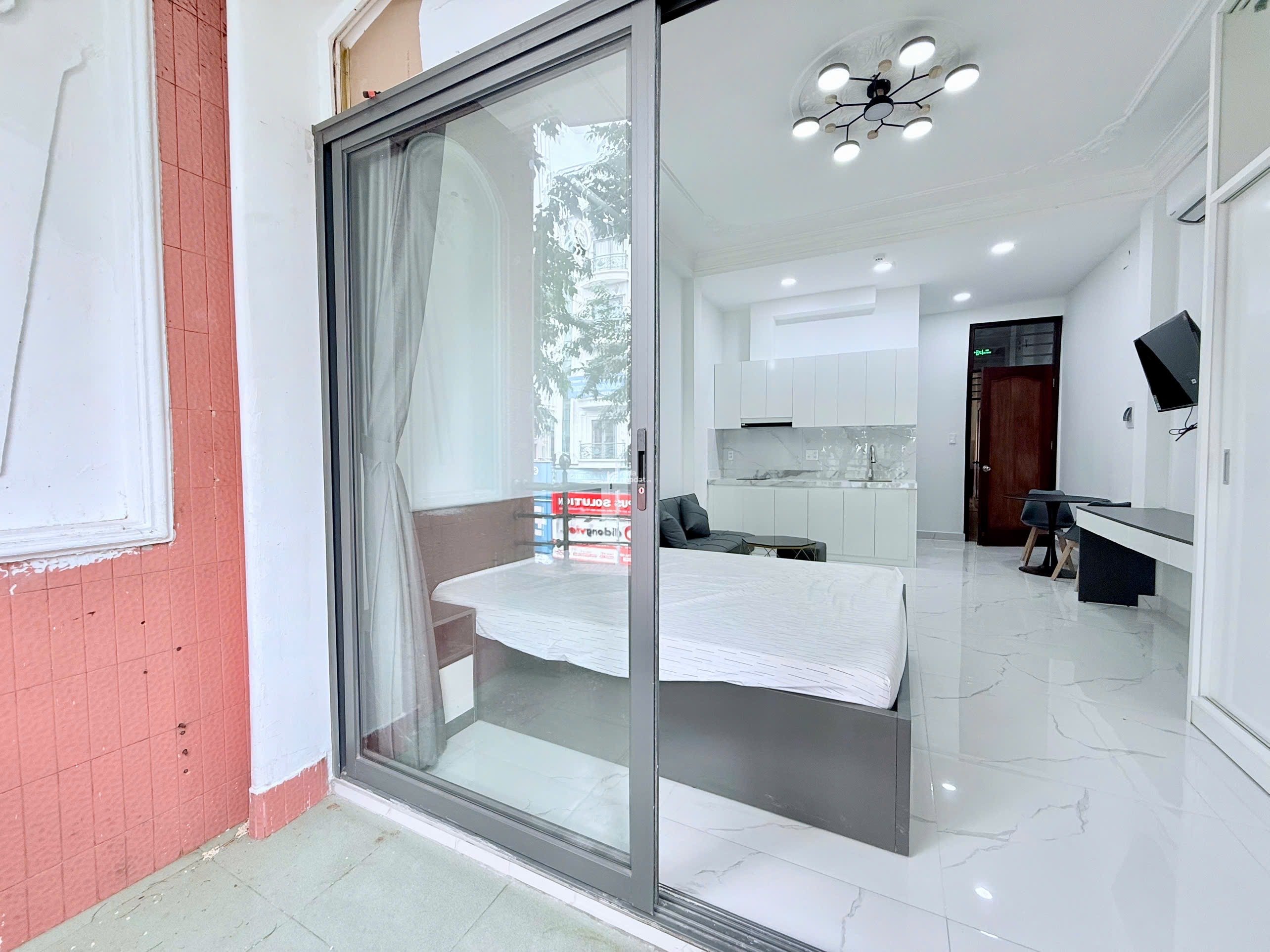 CHO THUÊ CĂN HỘ STUDIO BAN CÔNG LỚN FULL NỘI THẤT CÓ THANG MÁY QUẬN 4