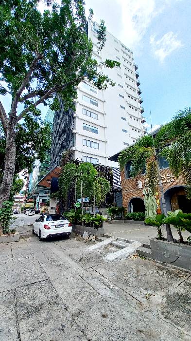 HIỆN TẠI LÀ BIỆT THỰ ĐƯỢC THIẾT KẾ LÀ VỪA Ở VỪA KINH DOANH..QUÁN BAR..