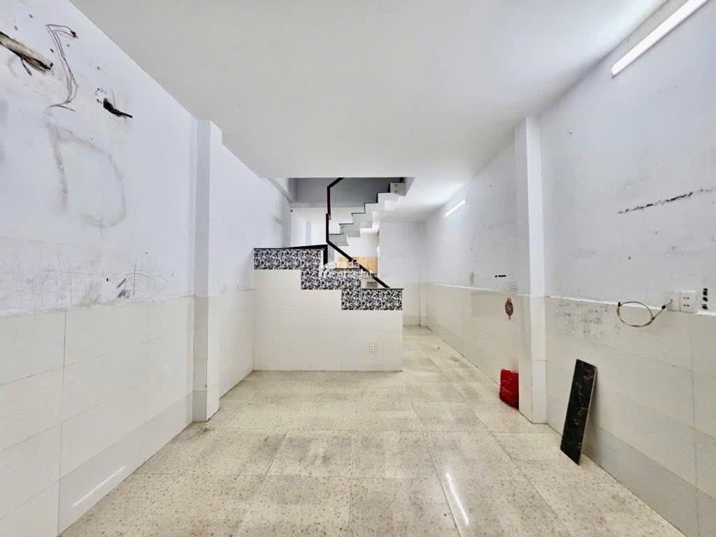 Sát mặt tiền hẻm xe hơi Trần Xuân Soạn, nhà 2 tầng 2 phòng lớn, sân thượng rộng chỉ 5 tỷ nhỉnh