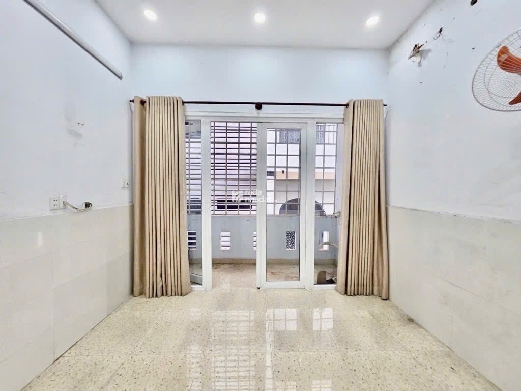 Sát mặt tiền hẻm xe hơi Trần Xuân Soạn, nhà 2 tầng 2 phòng lớn, sân thượng rộng chỉ 5 tỷ nhỉnh