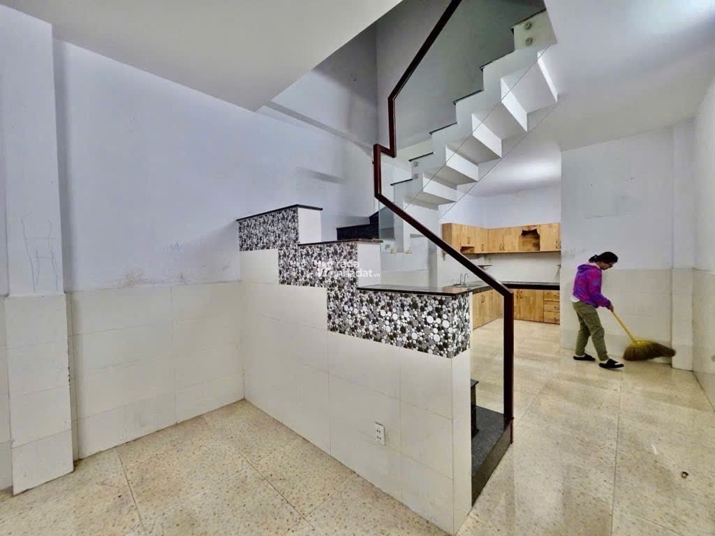 Sát mặt tiền hẻm xe hơi Trần Xuân Soạn, nhà 2 tầng 2 phòng lớn, sân thượng rộng chỉ 5 tỷ nhỉnh