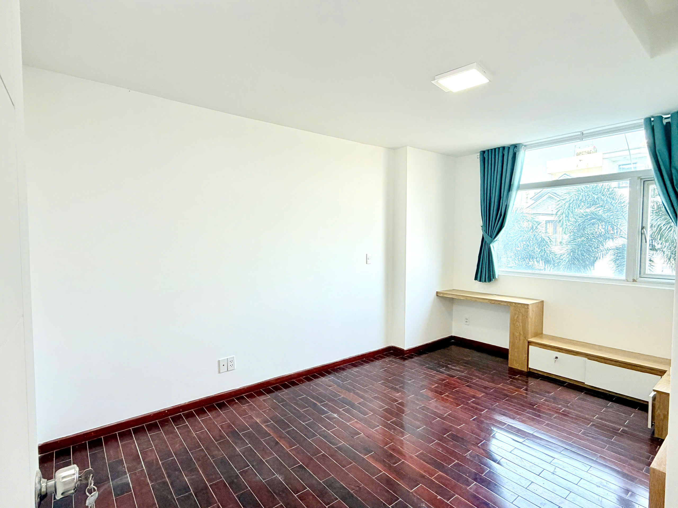 Chính chủ căn góc 83m2 Hoàng Kim Thế Gia, sổ hồng sẵn, nhà mới, nội thất
