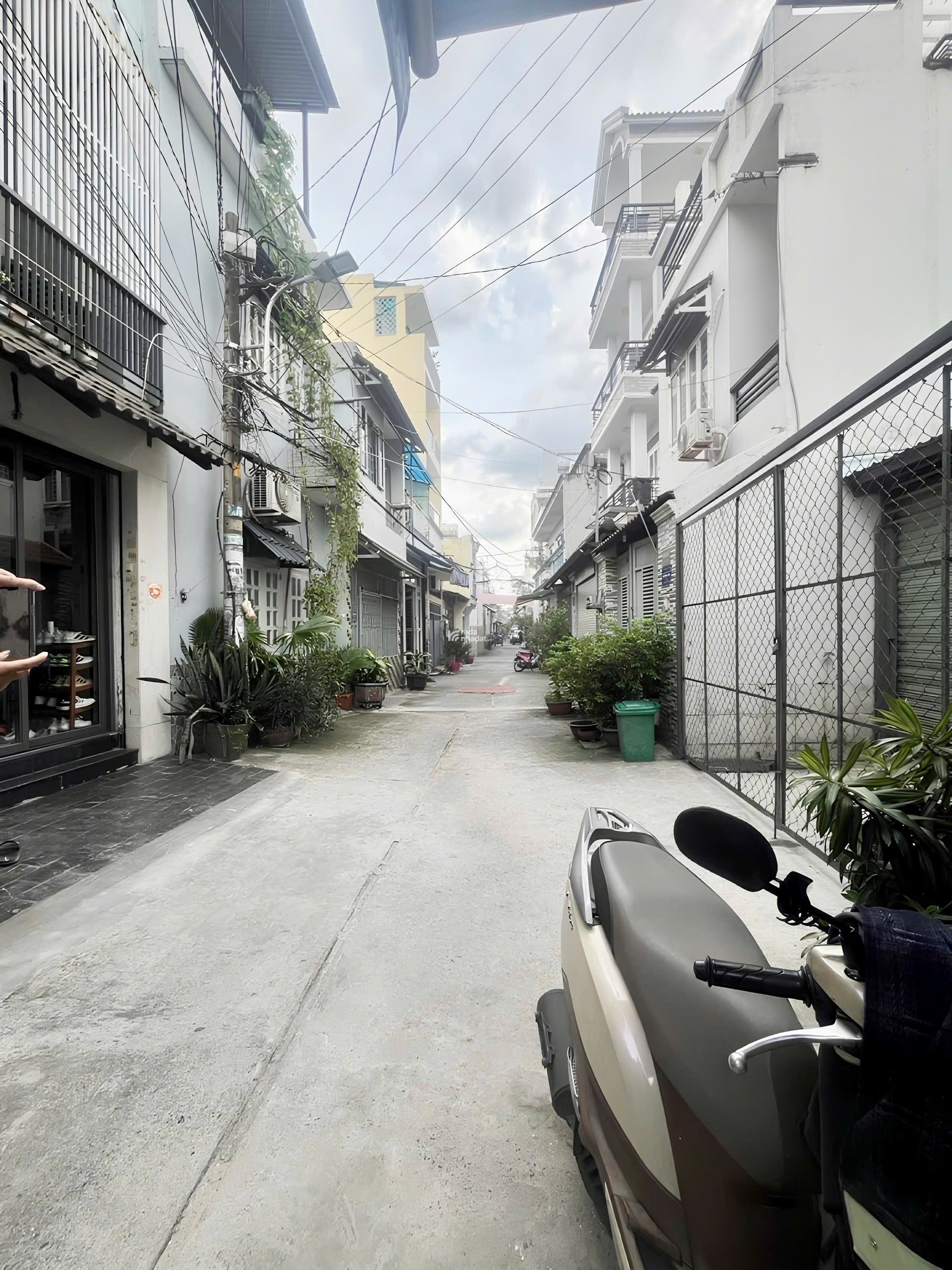 Đường 6m - Nhà Đúc 3 Tầng - DT: 4x15 (60m2) - Ngay Gò Dầu -- chỉ 6,x ty