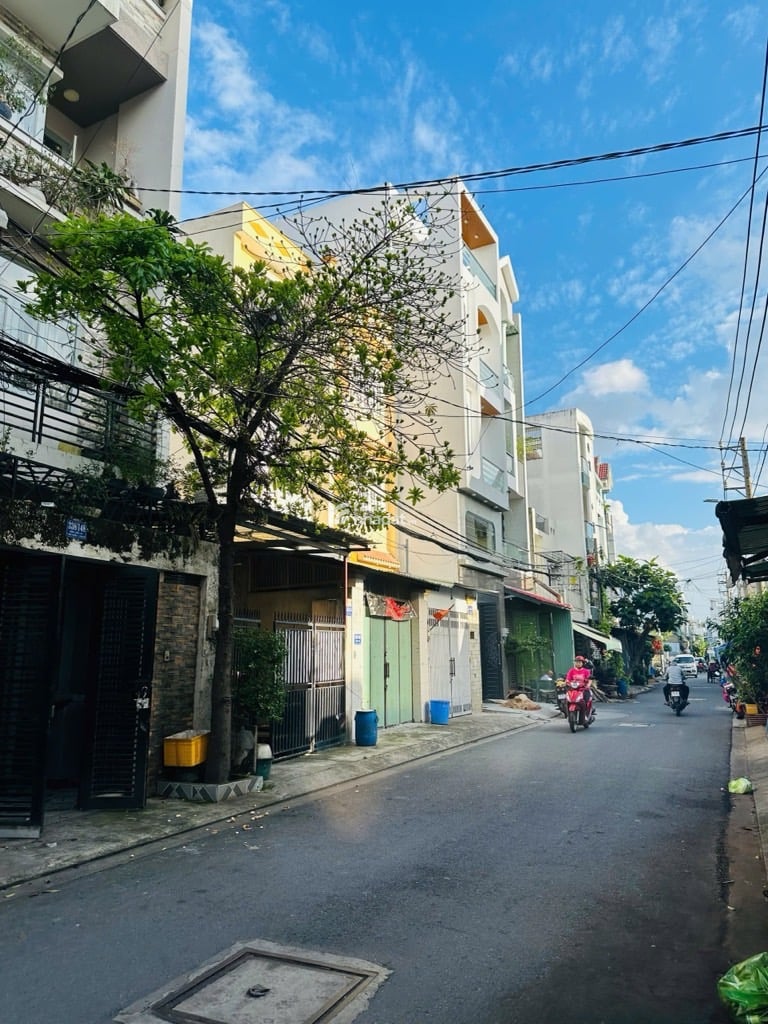  kết cấu : nhà 4 Tầng ,  trệt , 2 lầu , sân thượng , xe hơi đậu cửa , 4pn , 5wc , hẻm thông 