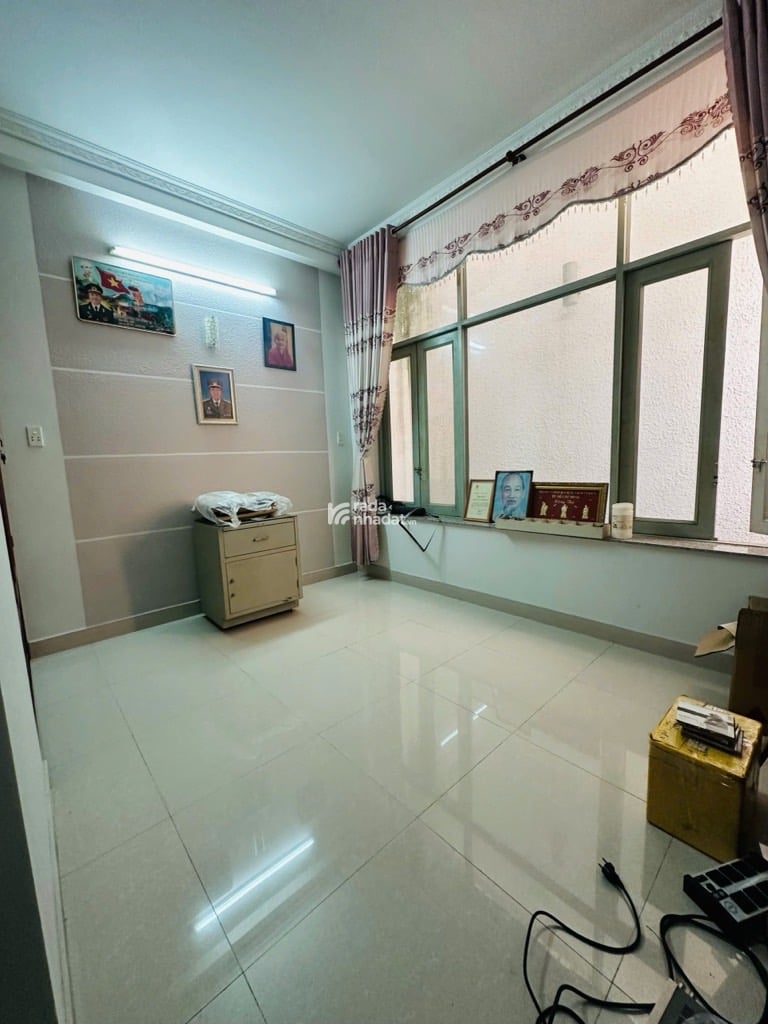  kết cấu : nhà 4 Tầng ,  trệt , 2 lầu , sân thượng , xe hơi đậu cửa , 4pn , 5wc , hẻm thông 