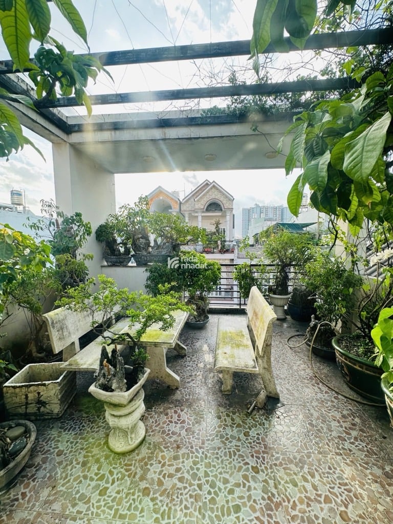  kết cấu : nhà 4 Tầng ,  trệt , 2 lầu , sân thượng , xe hơi đậu cửa , 4pn , 5wc , hẻm thông 