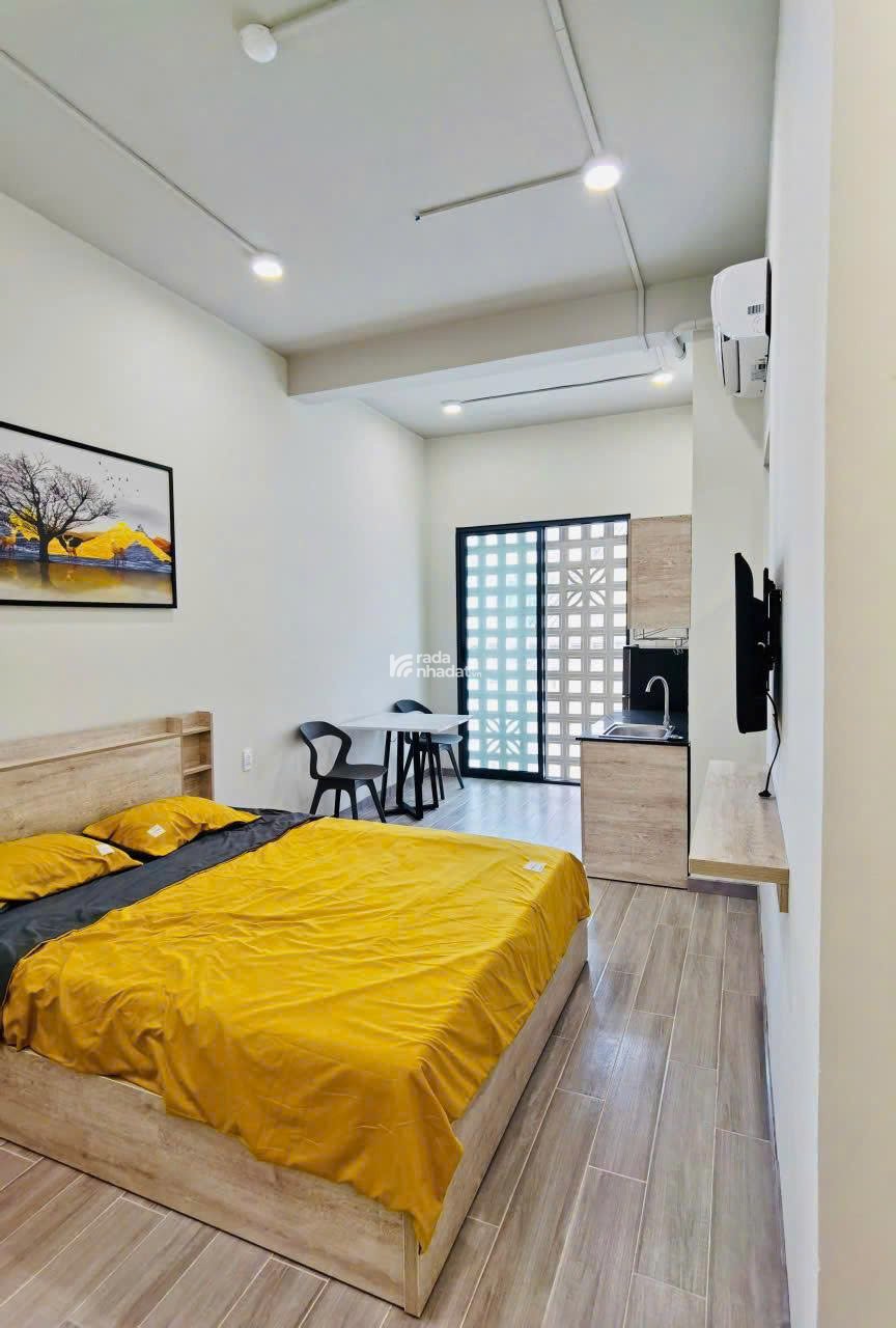 Cho thuê căn hộ ban công full nội thất, thang máy, gần nhà thờ Đức Bà Q1