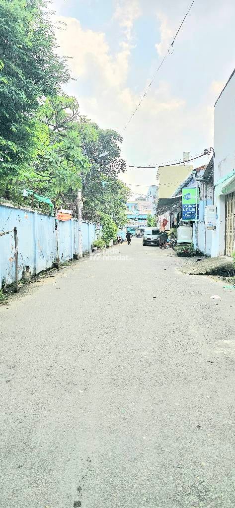 Sát mặt tiền Phan Anh, đường nhựa 8m, có vỉa hè. Gần chợ, trường học