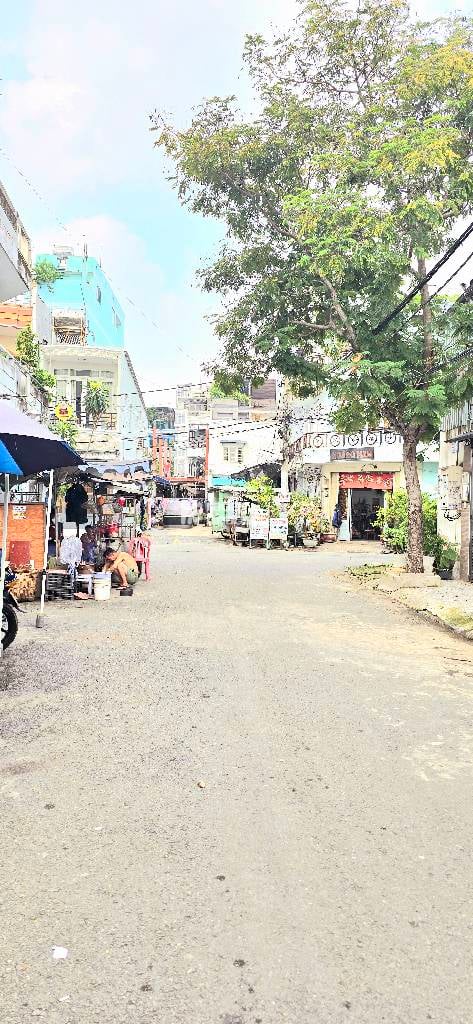 Sát mặt tiền Phan Anh, đường nhựa 8m, có vỉa hè. Gần chợ, trường học