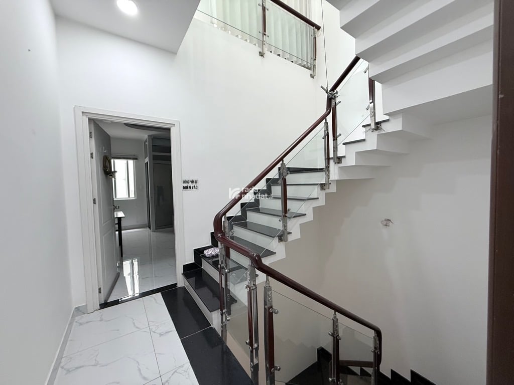 GIÁ ĐẦU TỪ - HẺM 1 TRỤC SÁT MẶT TIỀN - ĐANG CHO THUÊ 18TR - NHÀ 80M2 x 4 TẦNG MỚI ĐẸP.