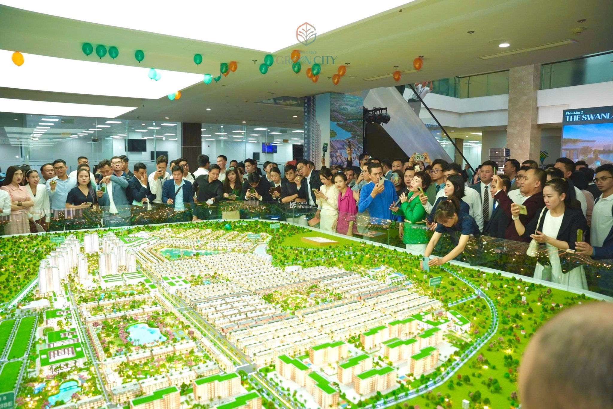 NHÀ PHỐ 1 TRỆT 3 LẦU 1 TUM VINHOMES GREEN CITY