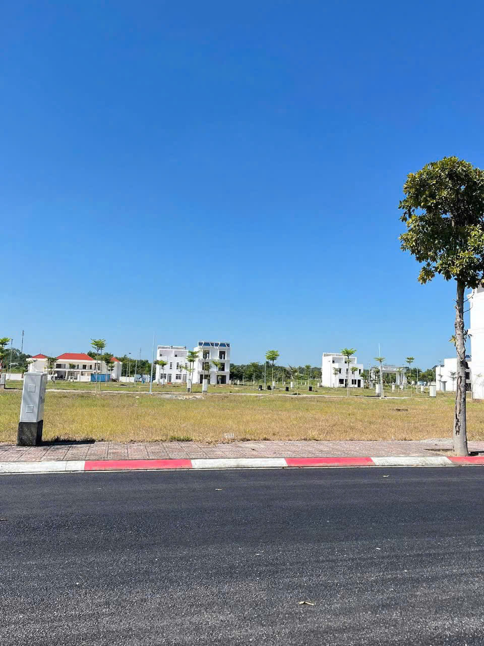 Cần bán gấp lô đất nền ngay mặt tiền đường KCN VSIP 2, thuận tiện kinh doanh buôn bán