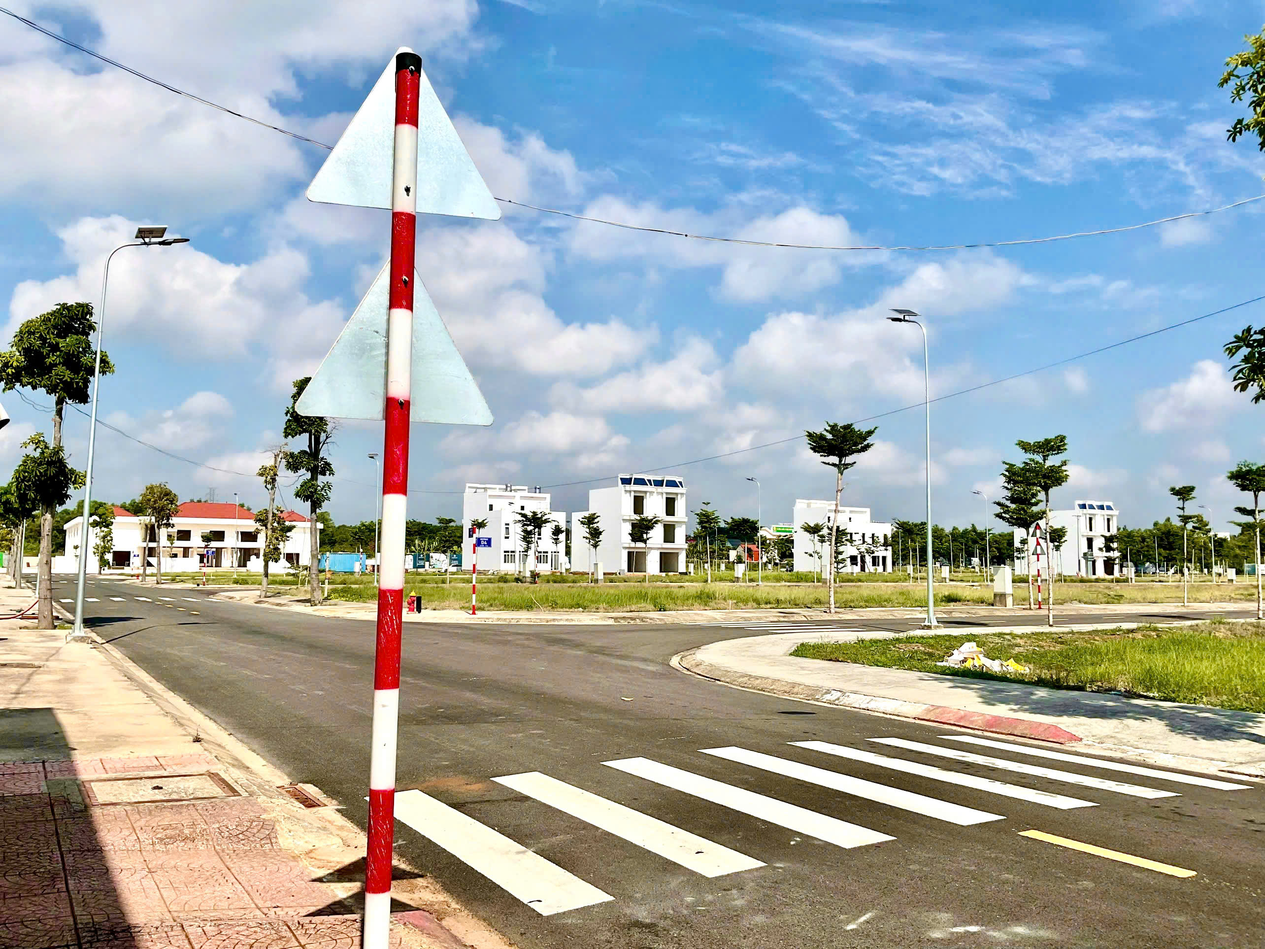 Cần bán gấp lô đất nền ngay mặt tiền đường KCN VSIP 2, thuận tiện kinh doanh buôn bán