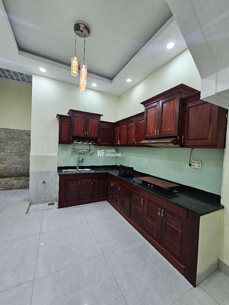 Đường Nhựa : 8m Thông,• Diện tích : Ngang 4 dài 15.Gồm.4 phòng Ngủ 5wc.Nội thất cao cấp.