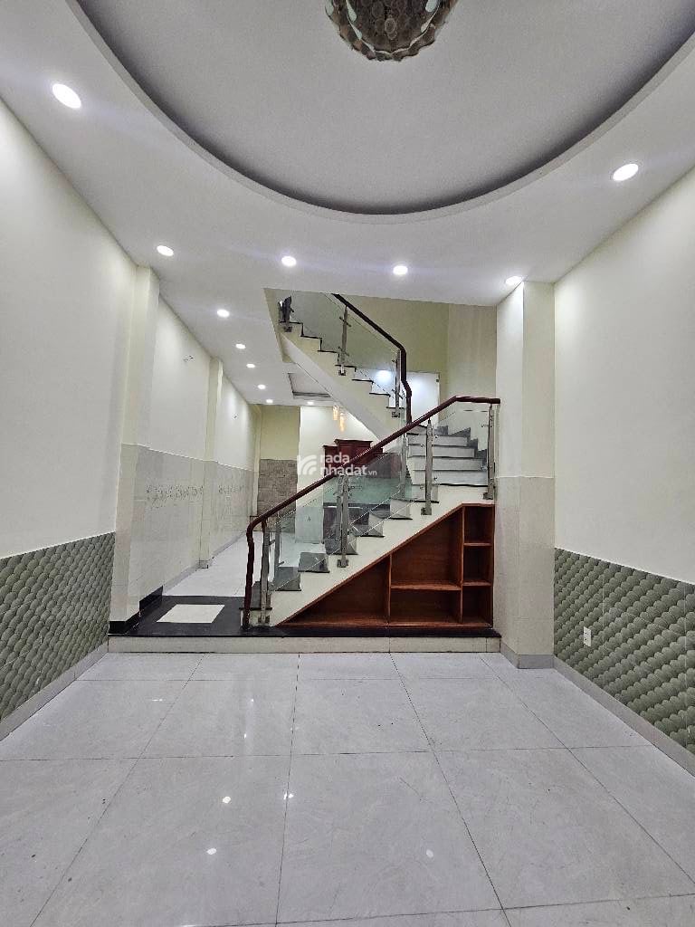 Đường Nhựa : 8m Thông,• Diện tích : Ngang 4 dài 15.Gồm.4 phòng Ngủ 5wc.Nội thất cao cấp.