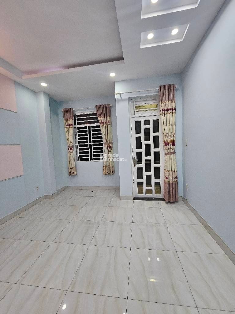 Đường Nhựa : 8m Thông,• Diện tích : Ngang 4 dài 15.Gồm.4 phòng Ngủ 5wc.Nội thất cao cấp.