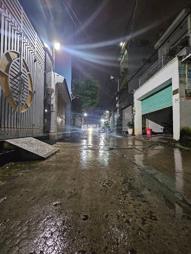 Đường Nhựa : 8m Thông,• Diện tích : Ngang 4 dài 15.Gồm.4 phòng Ngủ 5wc.Nội thất cao cấp.