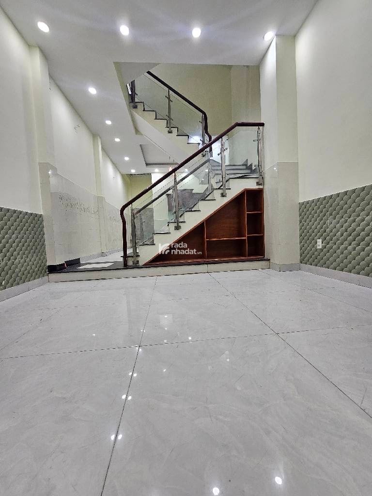 Đường Nhựa : 8m Thông,• Diện tích : Ngang 4 dài 15.Gồm.4 phòng Ngủ 5wc.Nội thất cao cấp.