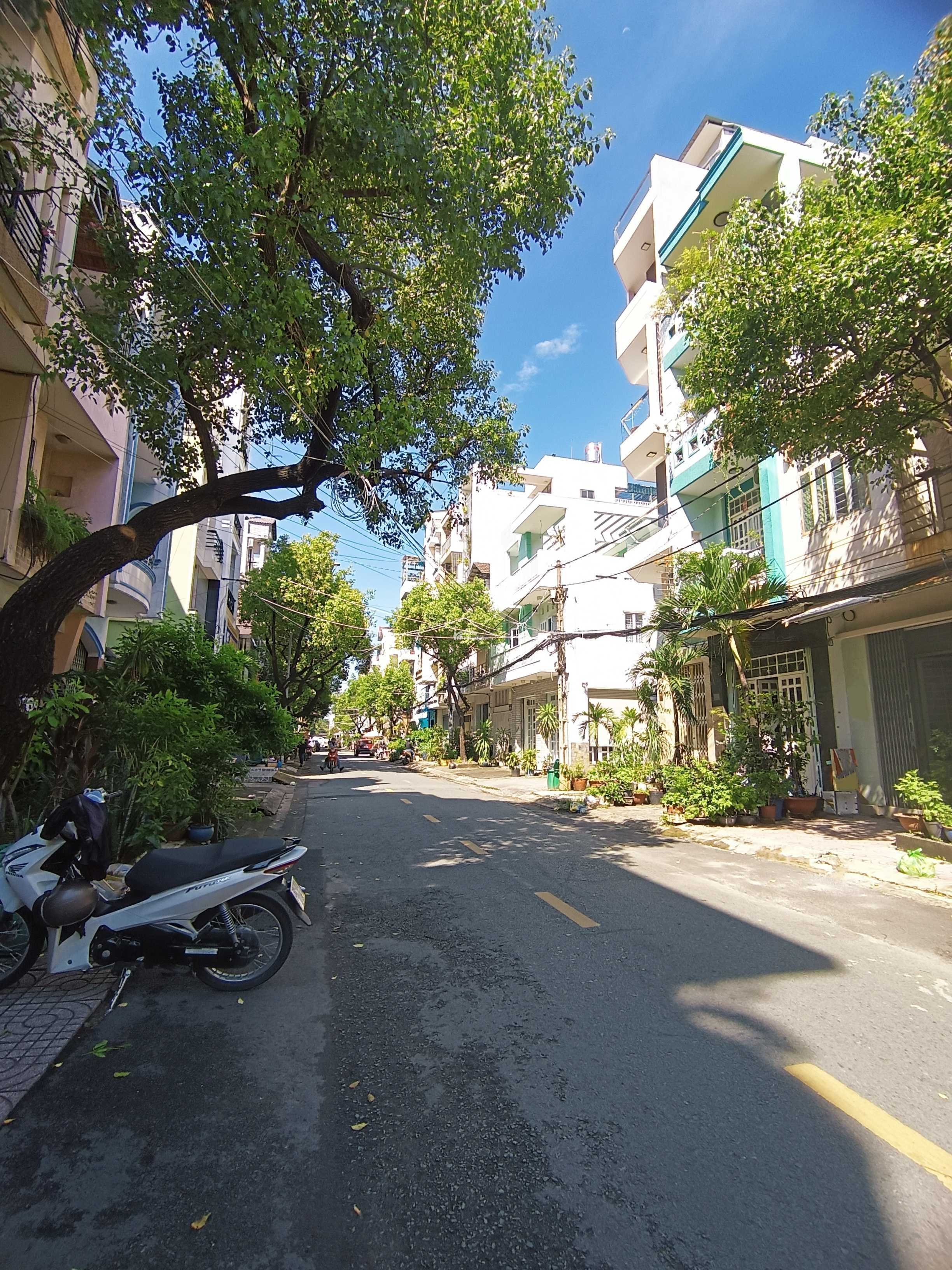 Nhà mặt tiền 3 tầng, kinh doanh tốt, ngay Phạm Hùng, Bùi Điền Quận 8, SHR, không QH, nhỉnh 8 tỷ