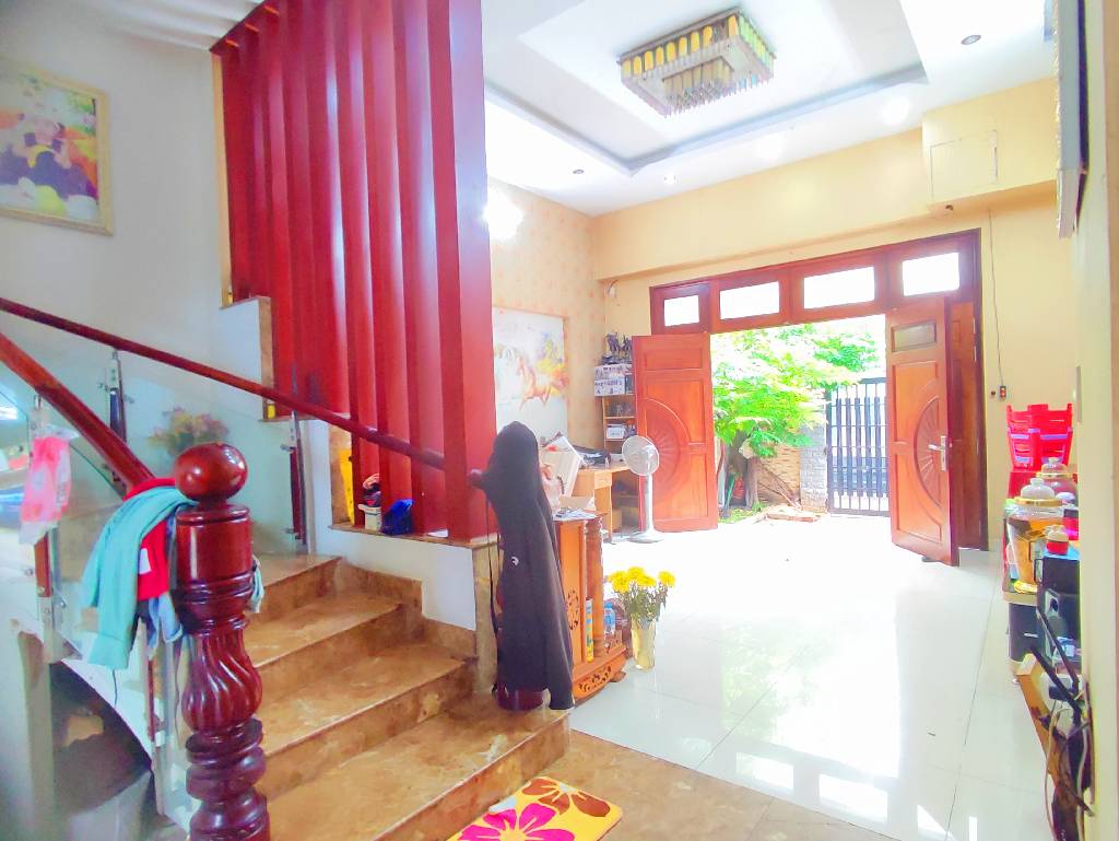  Hiện Trạng: Nhà 1 trệt 3 lầu, sân thượng trước sau. gồm 3 phòng ngủ, 4WC, phòng thờ. 