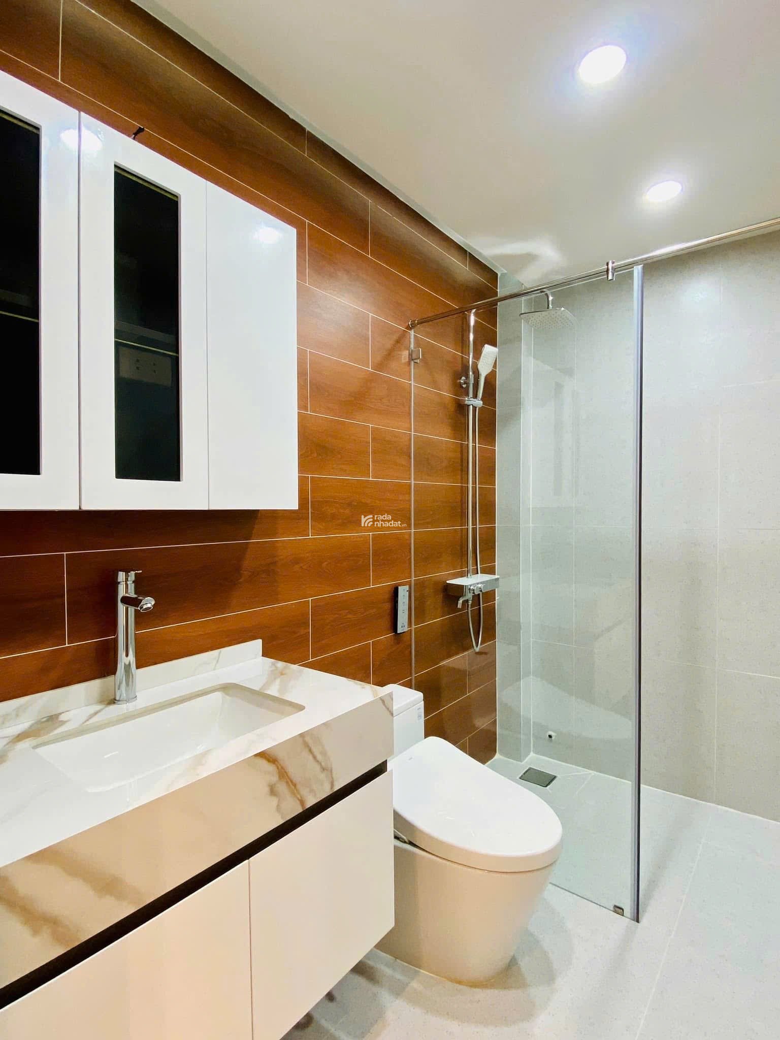 Nhà nằm ngay vị trí đẹp Sư Vạn Hạnh P12 Q10 giá 3tỷ450 DT 42.9m2, đang cho thuê 15tr/tháng