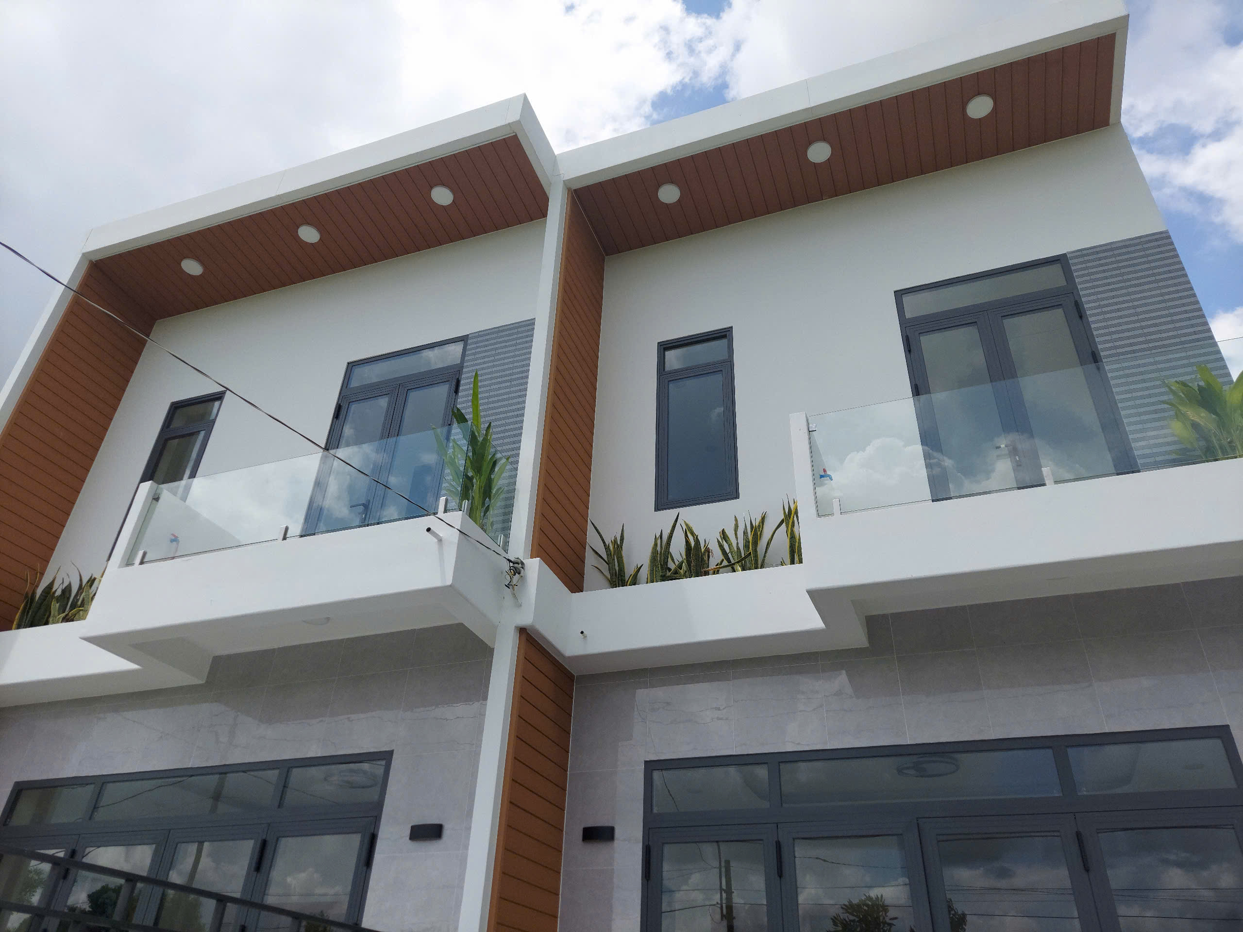 Bán nhà 1tr1l 3PN 3WC mặt đường lộ nhựa 22m - sau lưng chợ Cần Đước 