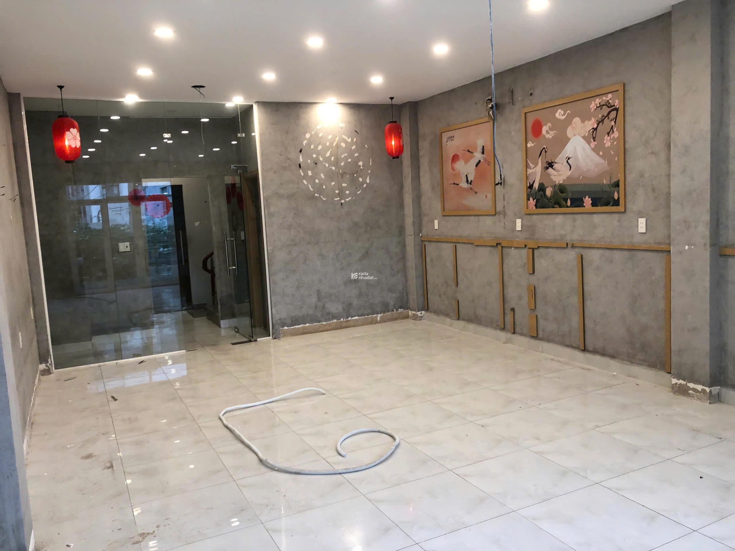 Cho thuê mặt tiền Nguyễn Thị Thập 5x20m có hầm 3 lầu, khu sầm uất kinh doanh mọi ngành nghề 40tr/th