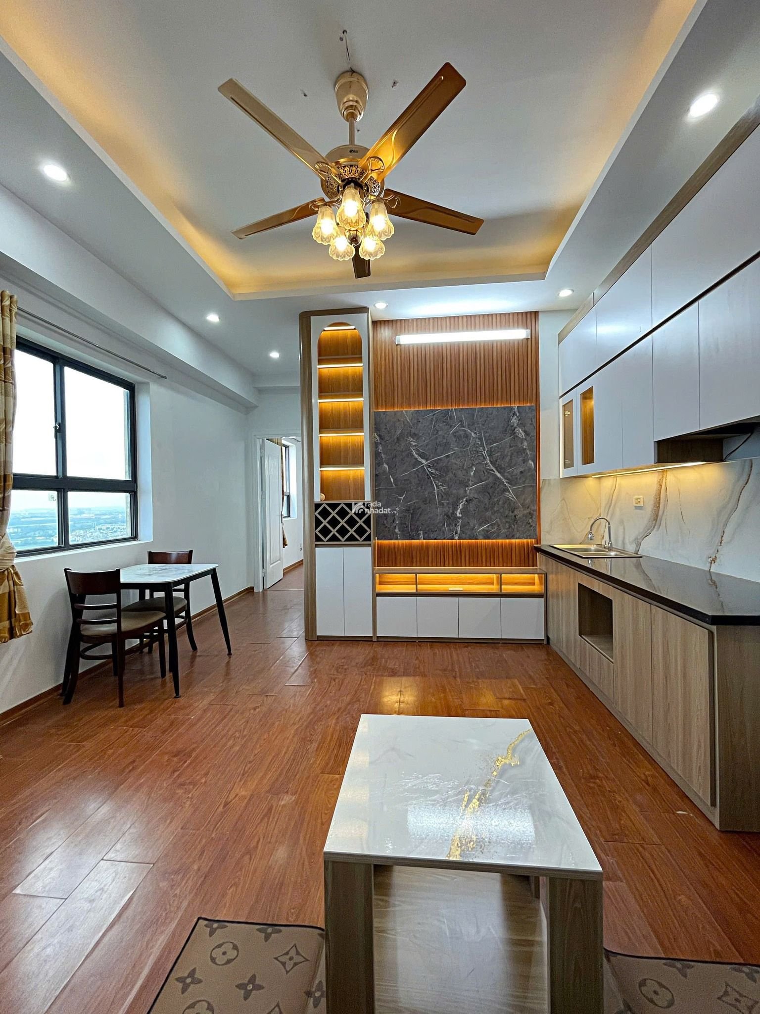 Với 2,x tỷ. Chính chủ mình cần bán nhanh chung cư 60m2 căn góc tầng 17 2PN2VS. SĐCC nhà đẹp full đồ