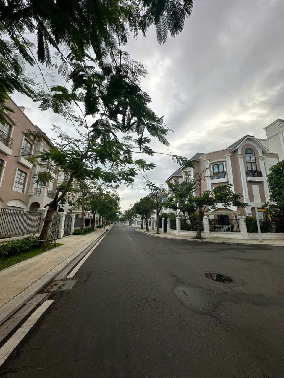 BÁN NHANH BIỆT THỰ SONG LẬP 200M2 VỊ TRÍ CẠNH HỒ SEN GIÁ CHỈ 26.5 TỶ