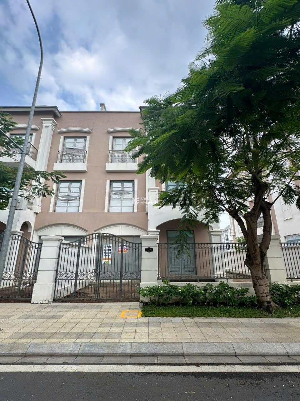 BÁN NHANH BIỆT THỰ SONG LẬP 200M2 VỊ TRÍ CẠNH HỒ SEN GIÁ CHỈ 26.5 TỶ