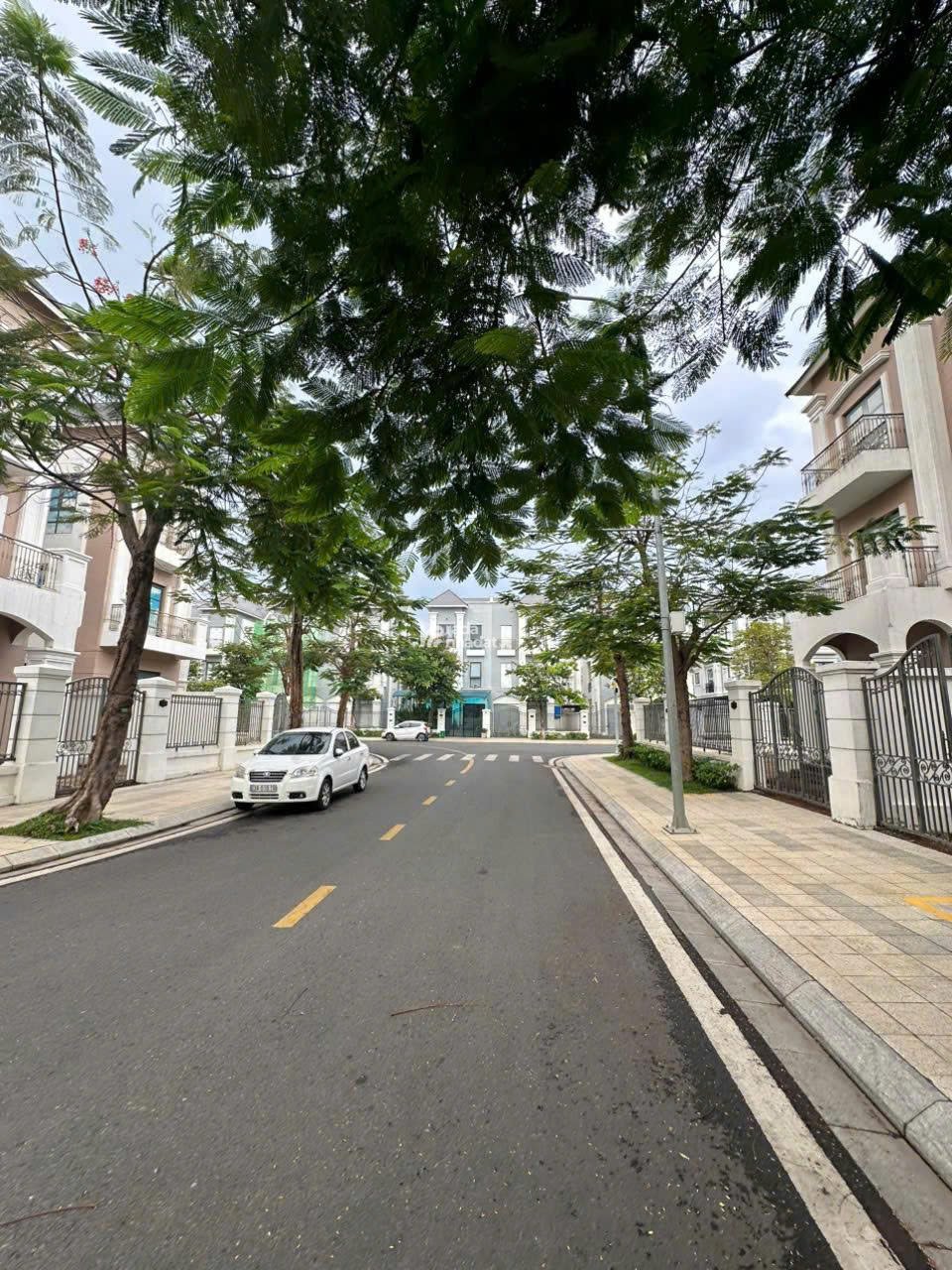 BÁN NHANH BIỆT THỰ SONG LẬP 200M2 VỊ TRÍ CẠNH HỒ SEN GIÁ CHỈ 26.5 TỶ