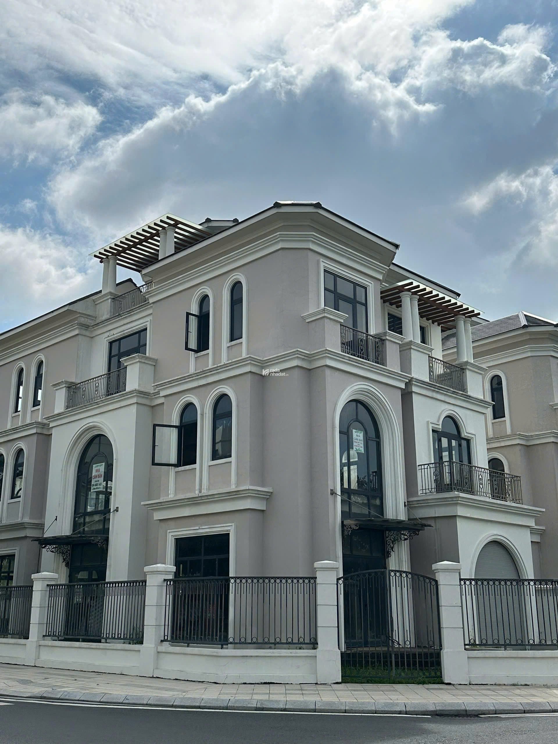BÁN NHANH BIỆT THỰ SONG LẬP 200M2 VỊ TRÍ CẠNH HỒ SEN GIÁ CHỈ 26.5 TỶ