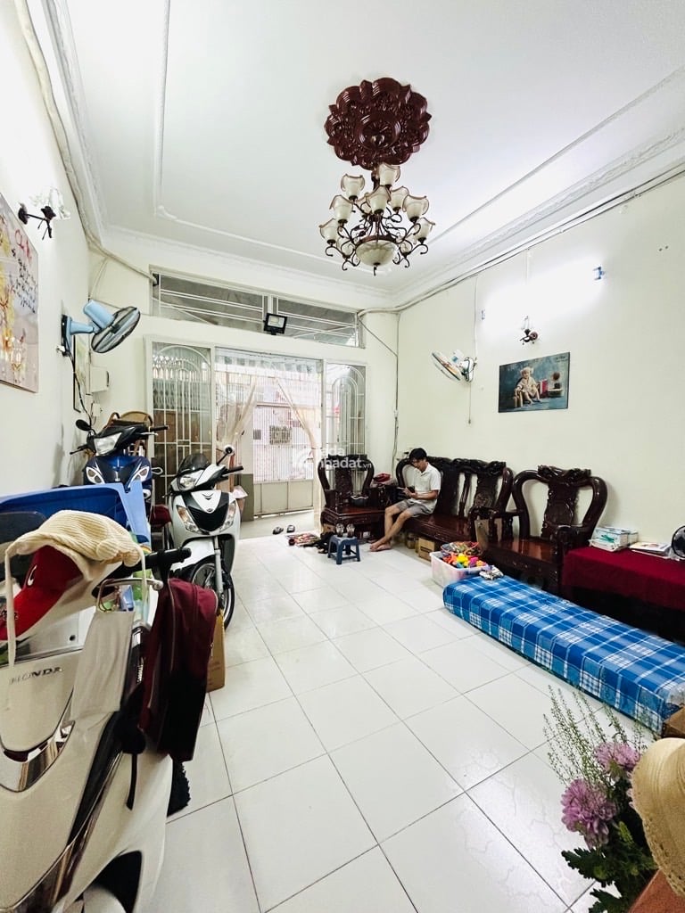 Bán nhà Quận 7 chỉ 6 tỷ hẻm ô tô ngang 4.2m dài 15m nhà 2 tầng 3 phòng có ở trệt