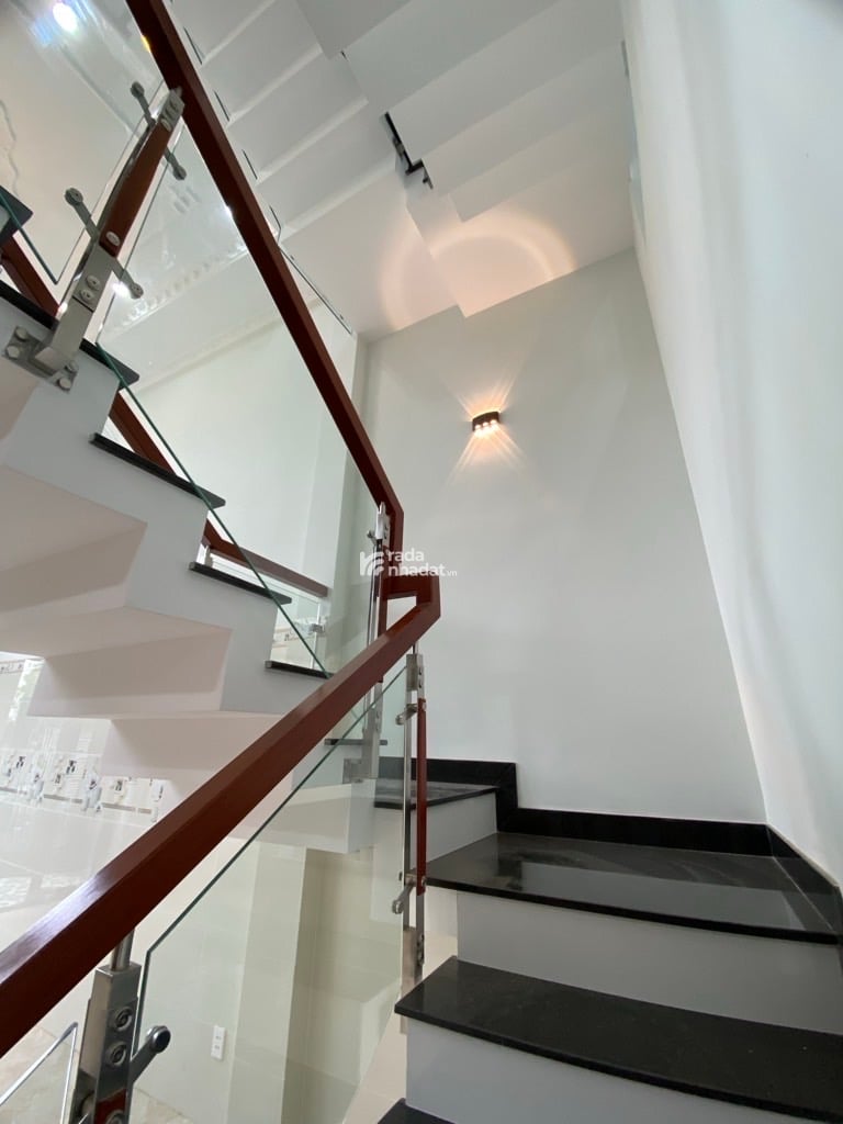 Nhà xây mới chưa sử dụng, 5 tầng gồm 1 Trệt, 1 Lửng, 3 lầu. Tổng 6 phòng ngủ, có thể thêm 1 phòng m