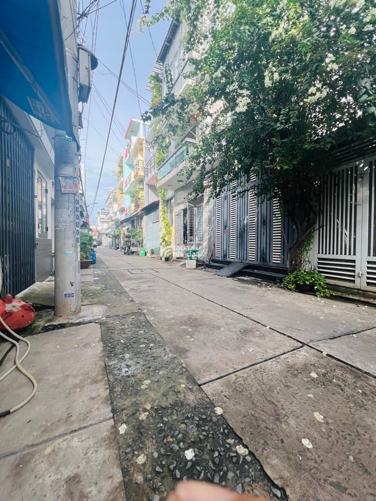  NHÀ NGAY ĐƯỜNG 26/3,BHH,BÌNH TÂN. HẺM 6M THÔNG BÀN CỜ, 4M NỞ HẬU 4.01M X 8.1M,2 TẦNG