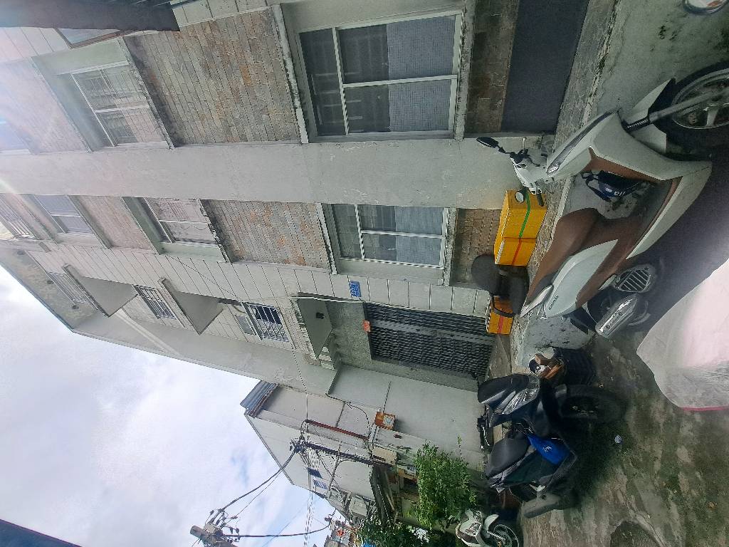 Nằm trong khu trung tâm, xung quanh đầy đủ tiện ích: trường học, chợ