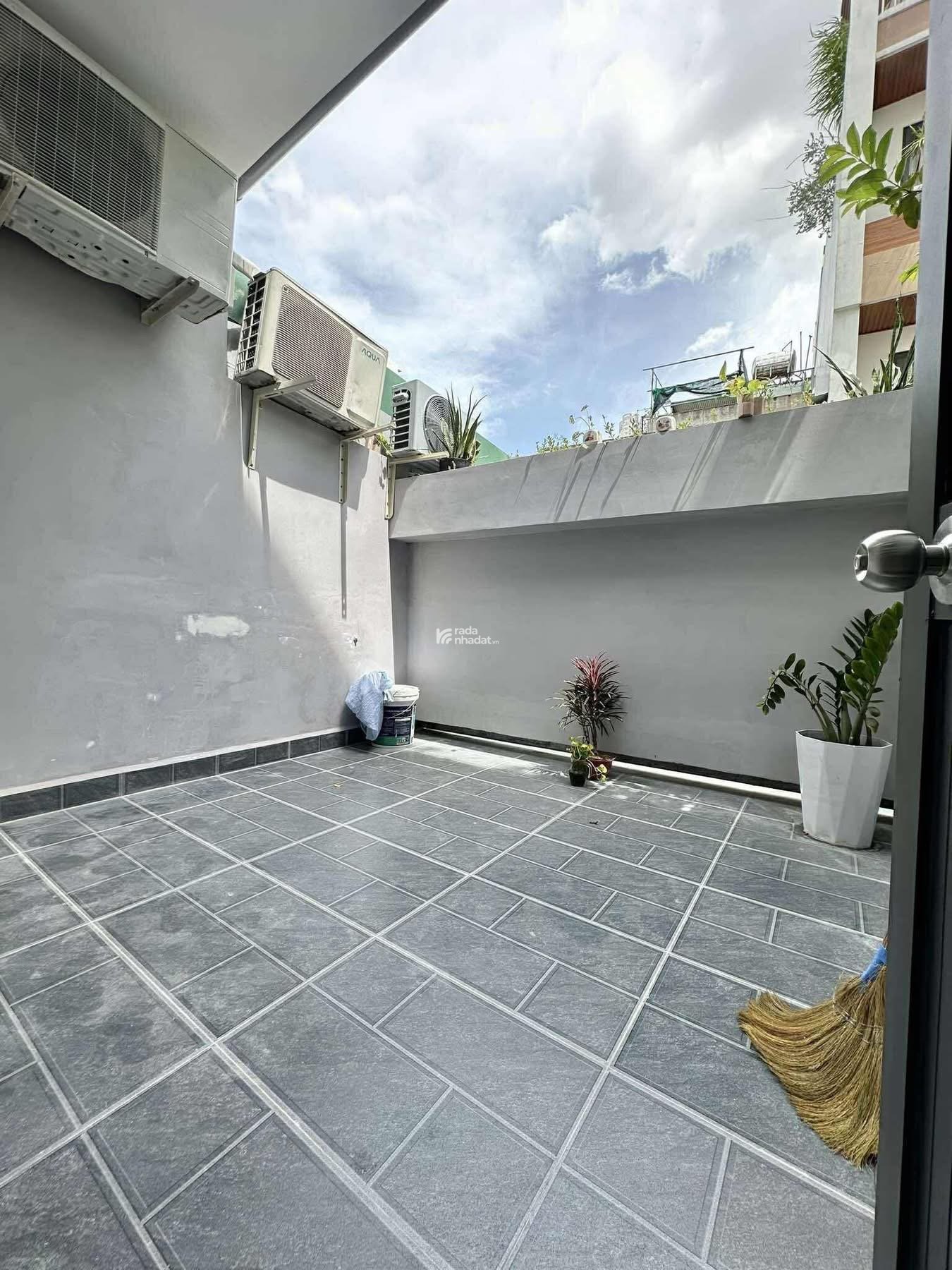 Quá hiếm! 1 căn giá ngộp ngay Dương Quảng Hàm, Gò Vấp giá chỉ 3 tỷ 250, SHR 40m2, full nội thất